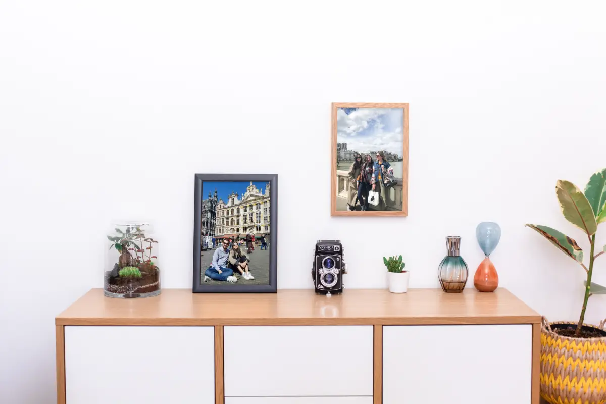 Toiles photos accrochées au mur et posées sur le meuble