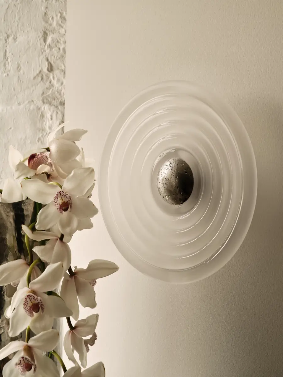 PRESS FROSTED Surface wall lamp, applique murale forme circulaire en verre givré par Tom Dixon