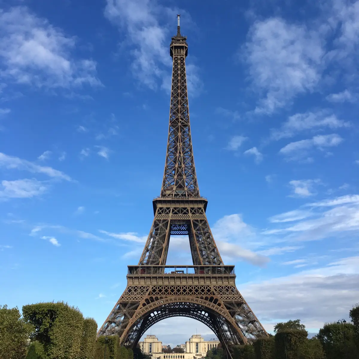 Tour Eiffel à Paris, ciel bleu