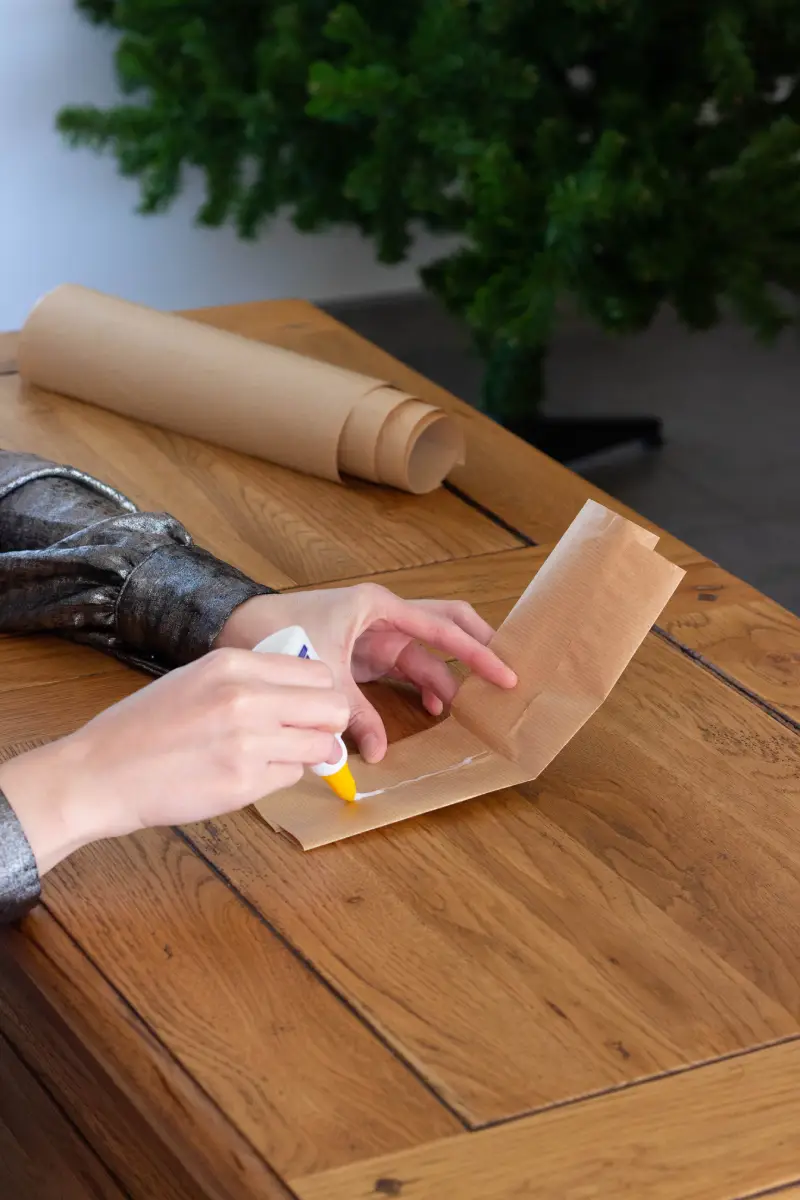 Mettre de la colle sur l'axe de symétrie vertical pour coller le tube en deux