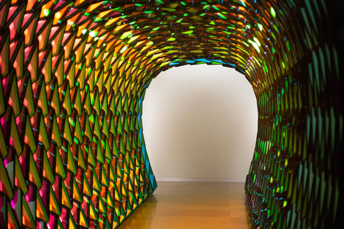 Œuvre de Ólafur Elíasson, Tunnel for unfolding time, exposée au centre d'art Hortensia Herrero à Valence