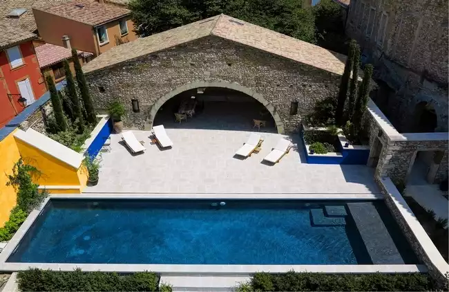 Une piscine toute en longueur