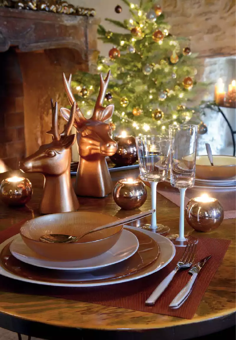 Une table cuivrée