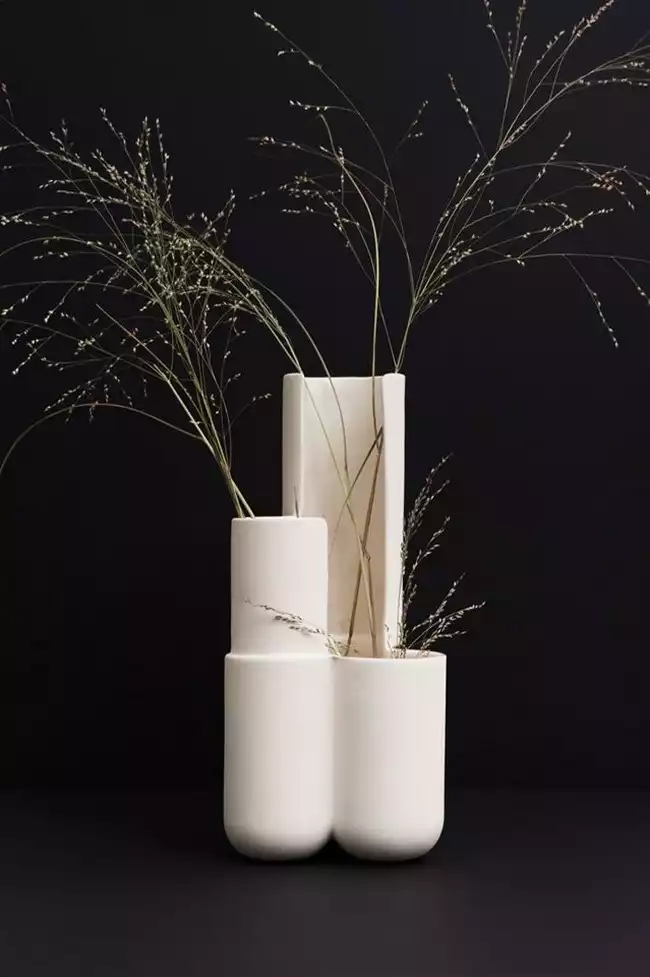 Vase blanc en pierre d'ornement