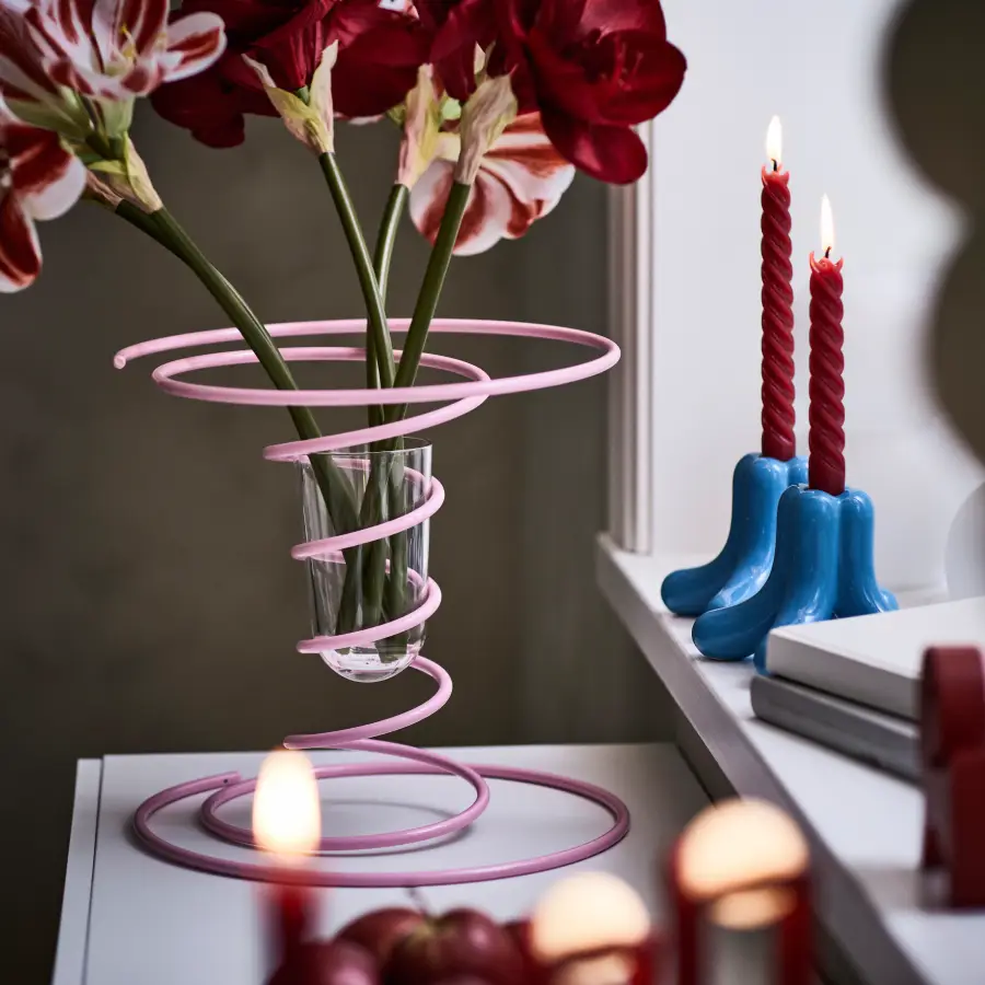 Vase rose en forme de spirale de la collection IKEA VINTERFINT en collaboration avec Gustaf Westman