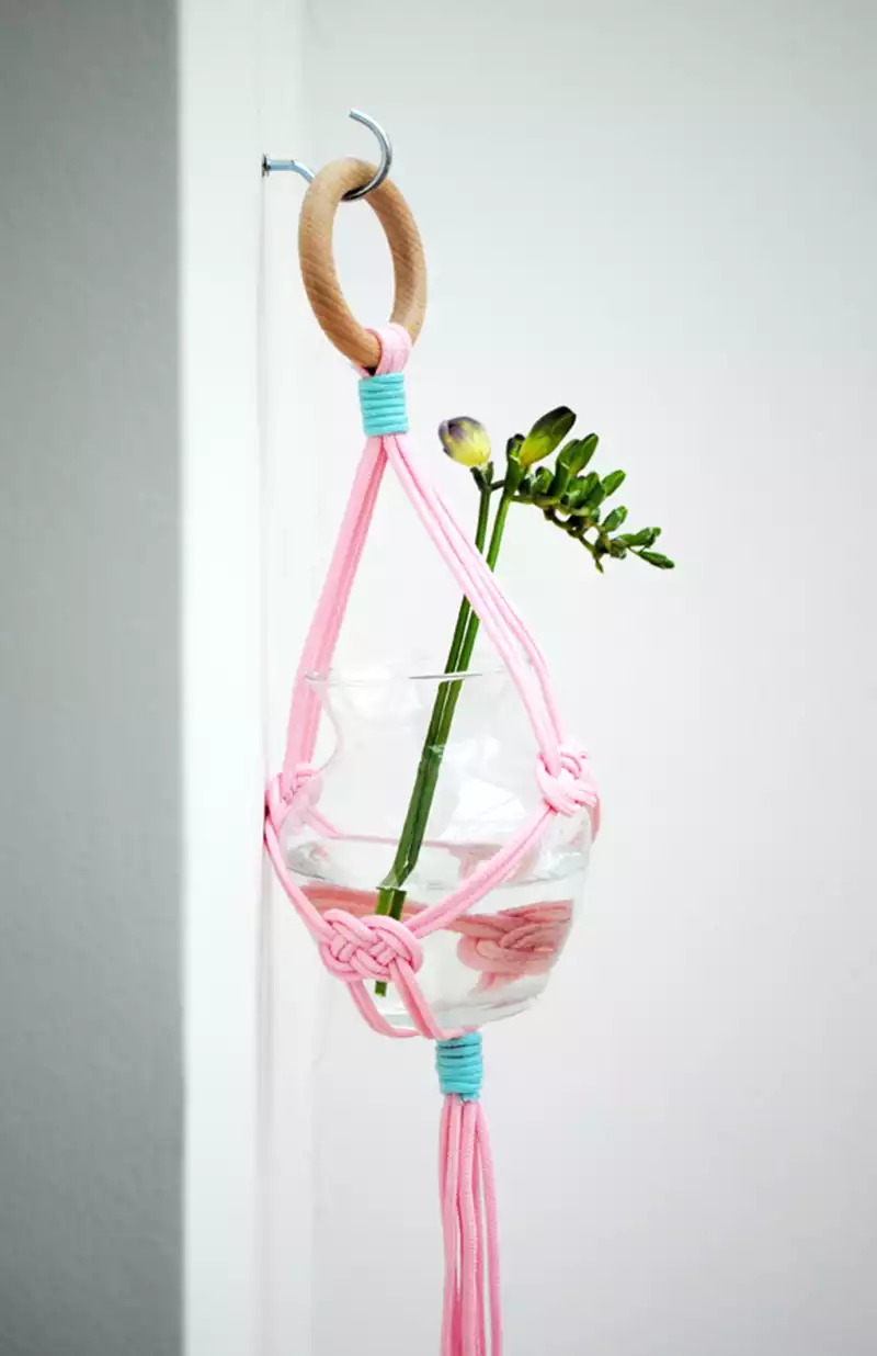 Vase suspendu. Nœuds macramé réunis