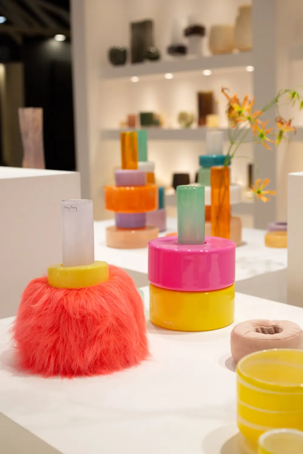 Série de vases colorés. Couleurs joyeuses : jaune, orange, fuchsia. En verre et avec de la fourrure colorée à Maison&Objet janvier 2024