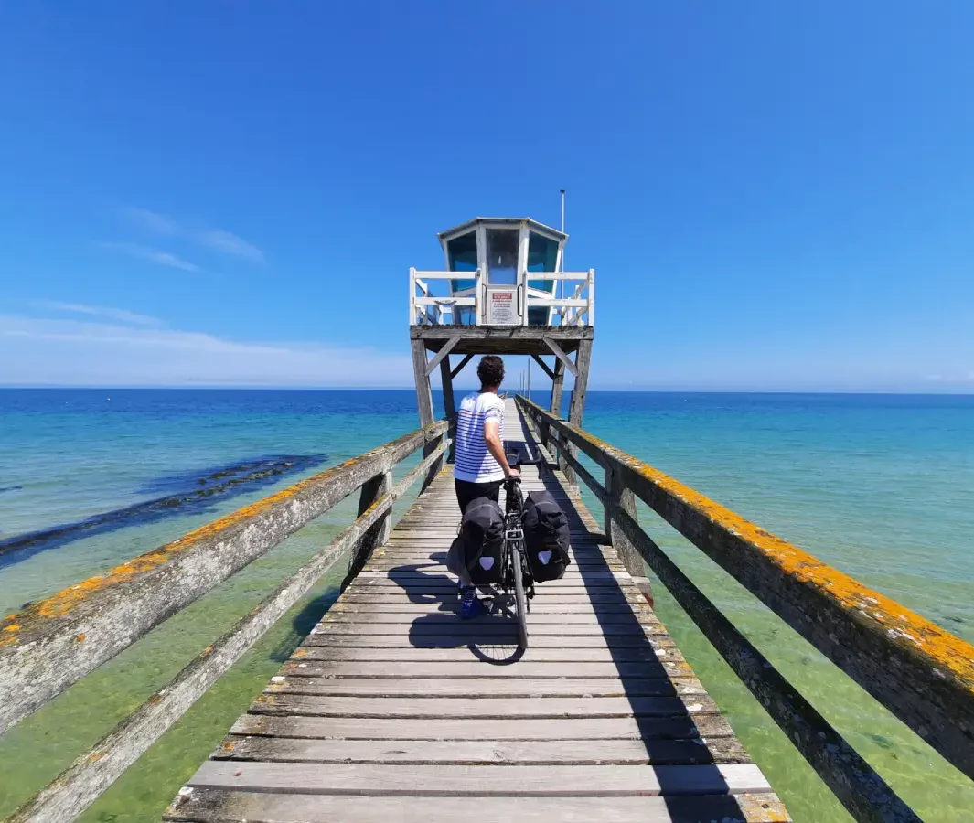 Ponton vers la mer, à vélo