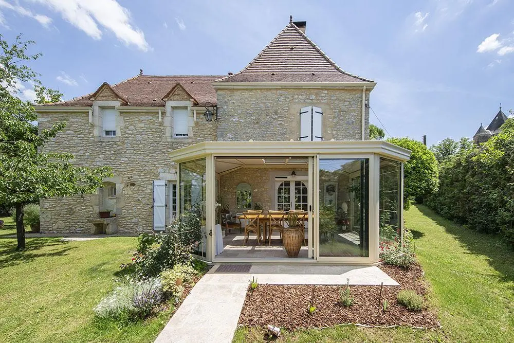Véranda beige, extension maison en pierre, avantage patrimoine