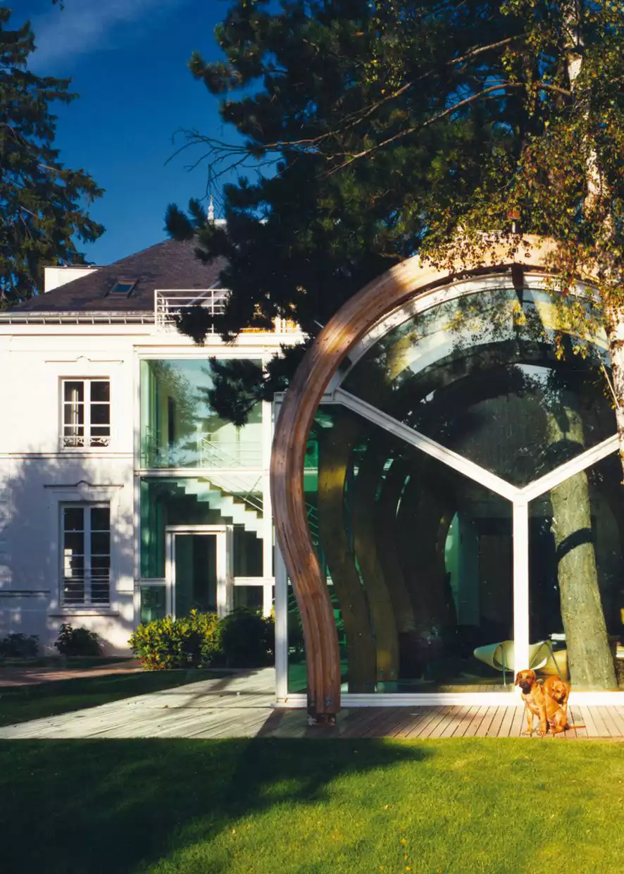 Villa avec tube en verre