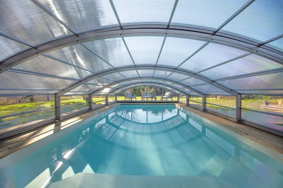 Vue de l'intérieur d'un abri de piscine mi-haut