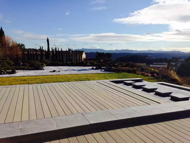 Piscine à fond mobile devient une terrasse